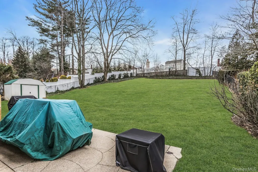 17 Meadowfield Glen Cove NY 11542