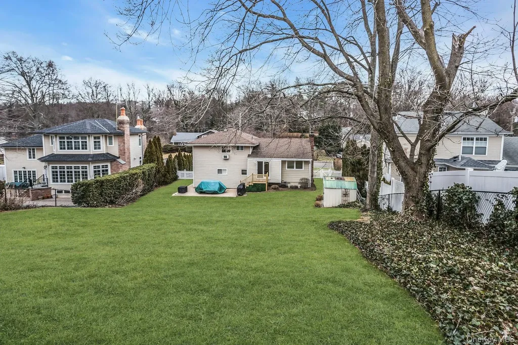 17 Meadowfield Glen Cove NY 11542