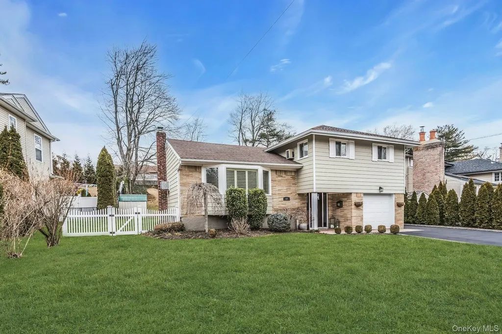 17 Meadowfield Glen Cove NY 11542