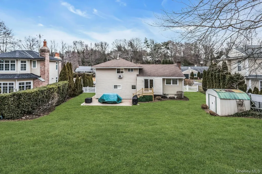 17 Meadowfield Glen Cove NY 11542