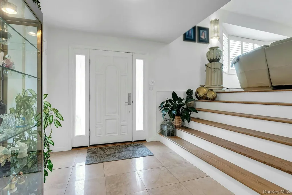 17 Meadowfield Glen Cove NY 11542