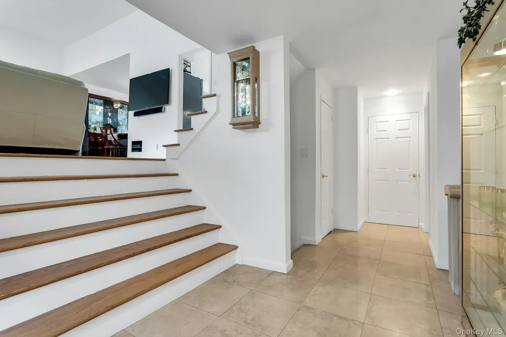 17 Meadowfield Glen Cove NY 11542