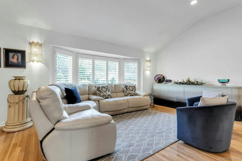 17 Meadowfield Glen Cove NY 11542