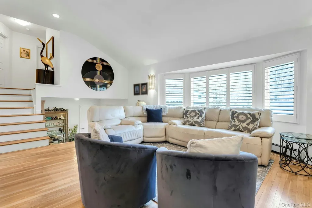 17 Meadowfield Glen Cove NY 11542