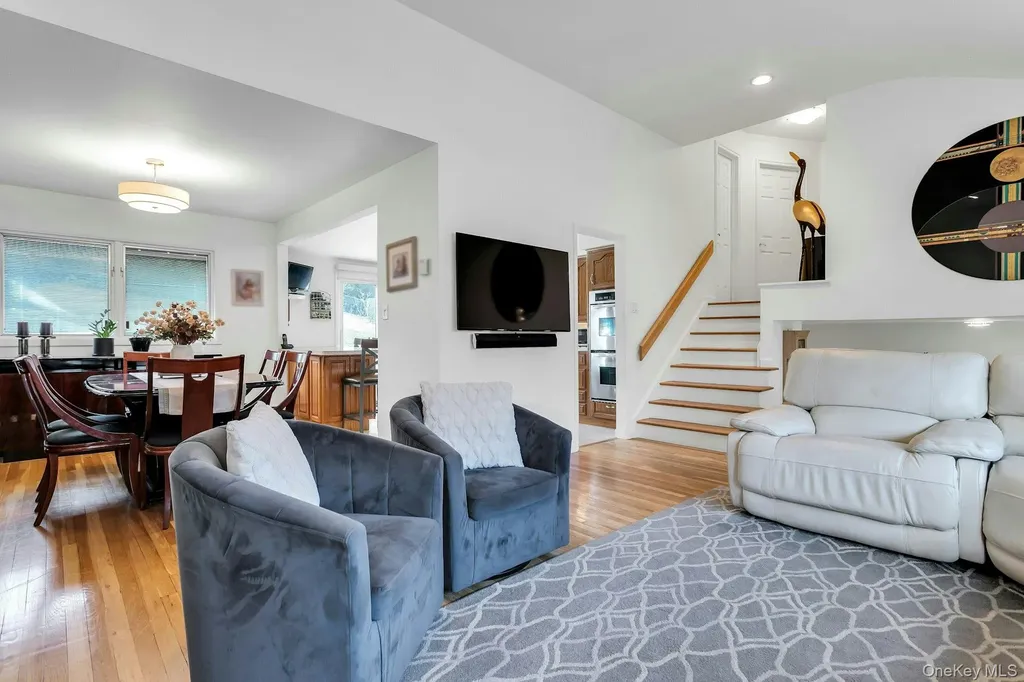 17 Meadowfield Glen Cove NY 11542
