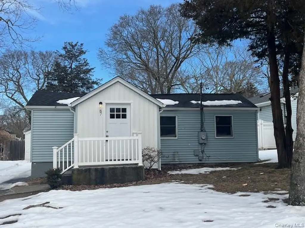 87 Ferndale Avenue Selden NY 11784