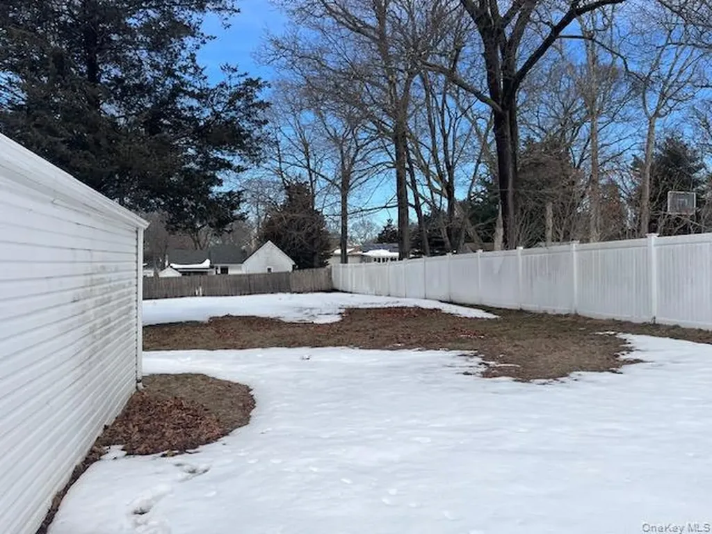 87 Ferndale Avenue Selden NY 11784