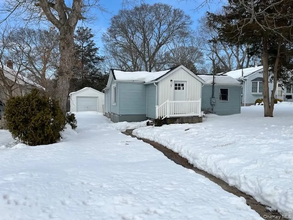 87 Ferndale Avenue Selden NY 11784