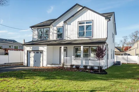6 Gail Grace Court Copiague NY 11726