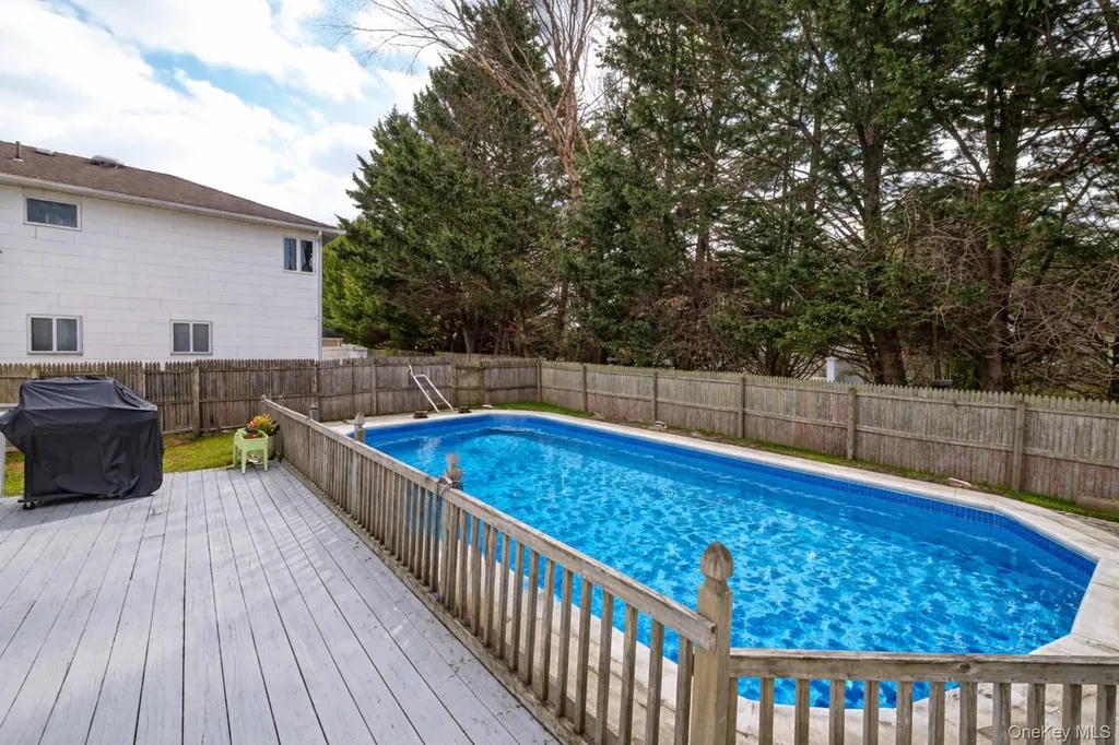 14 Willoughby Place West Islip NY 11795
