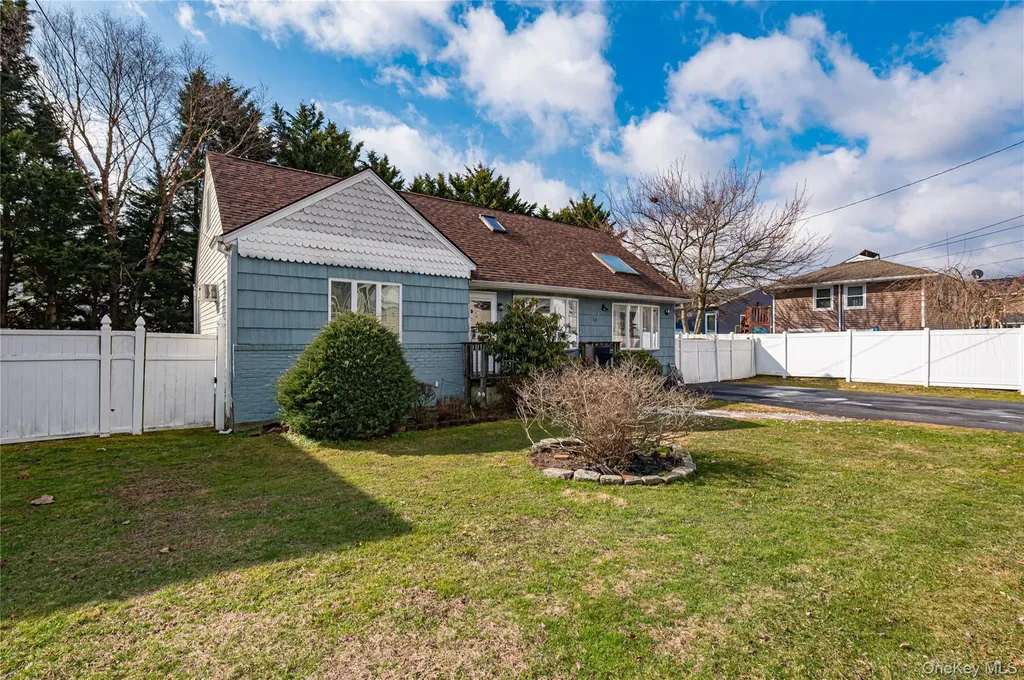 14 Willoughby Place West Islip NY 11795