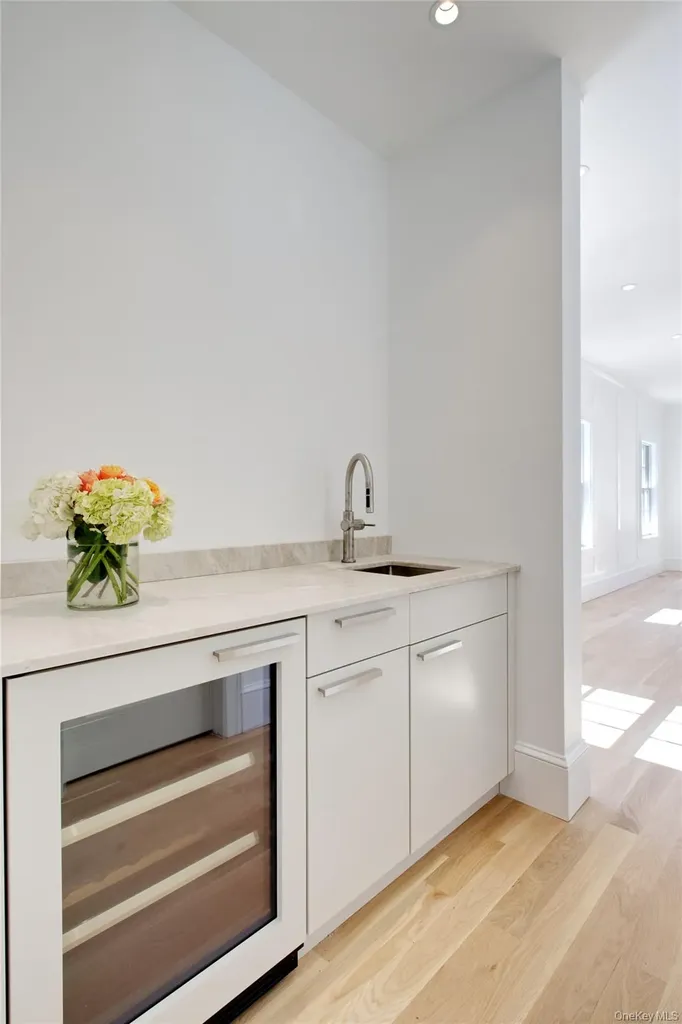 409 Abbey Road Manhasset NY 11030