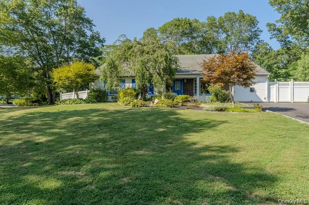21 Mount Snow Lane Coram NY 11727