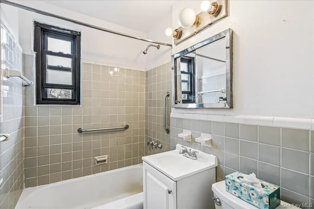 58-33 246th Crescent Douglaston NY 11362