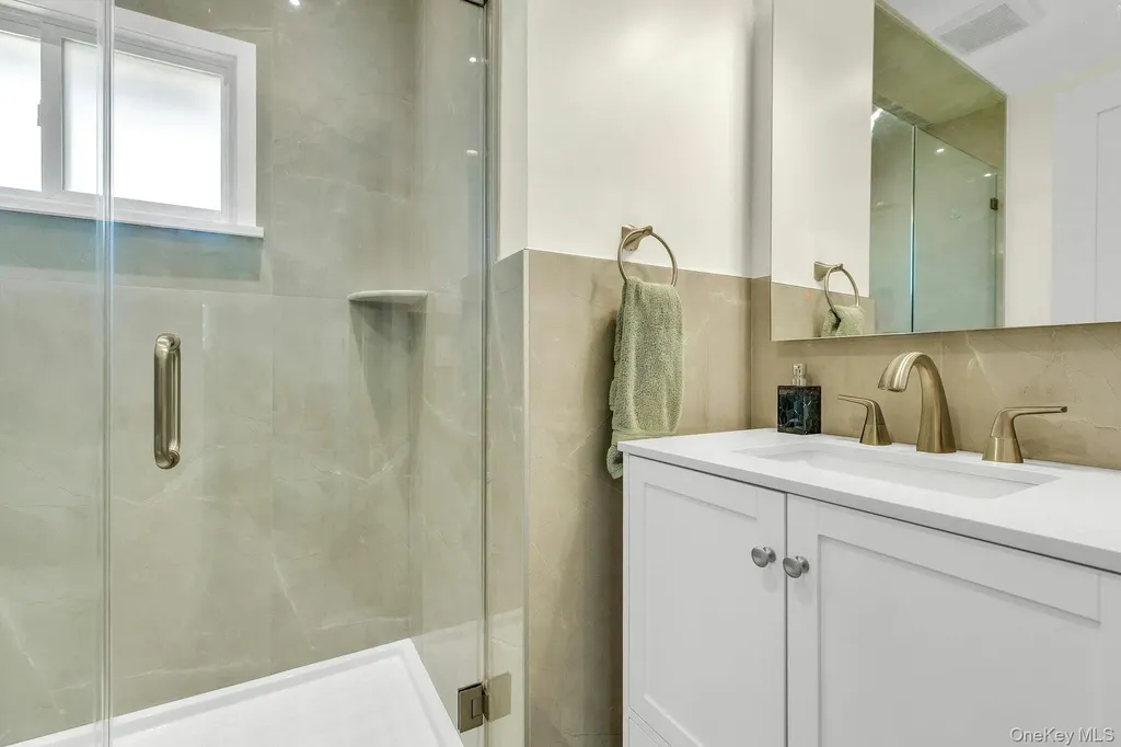 20 Robert Road Glen Cove NY 11542