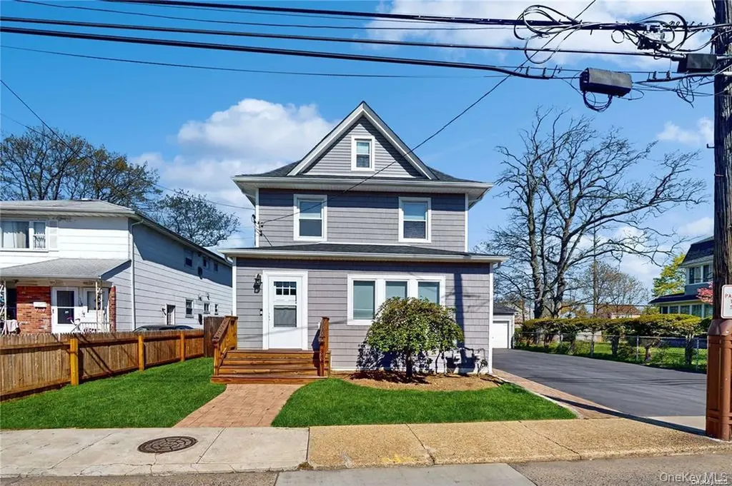 386 Mulry Lane Lawrence NY 11559