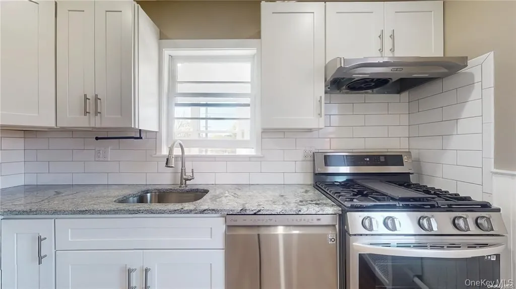 386 Mulry Lane Lawrence NY 11559