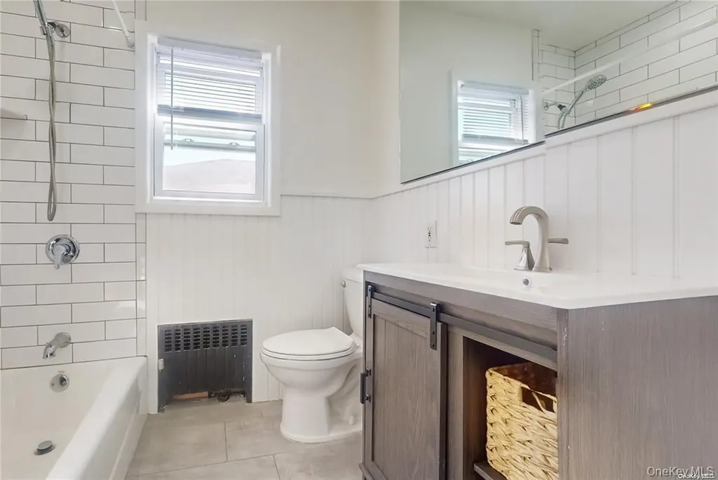 386 Mulry Lane Lawrence NY 11559