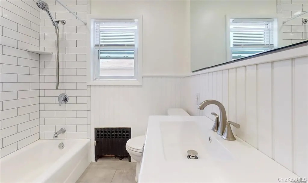 386 Mulry Lane Lawrence NY 11559
