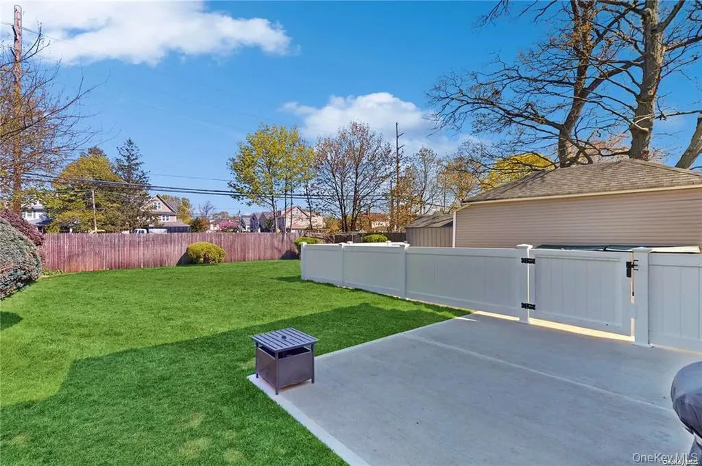 386 Mulry Lane Lawrence NY 11559