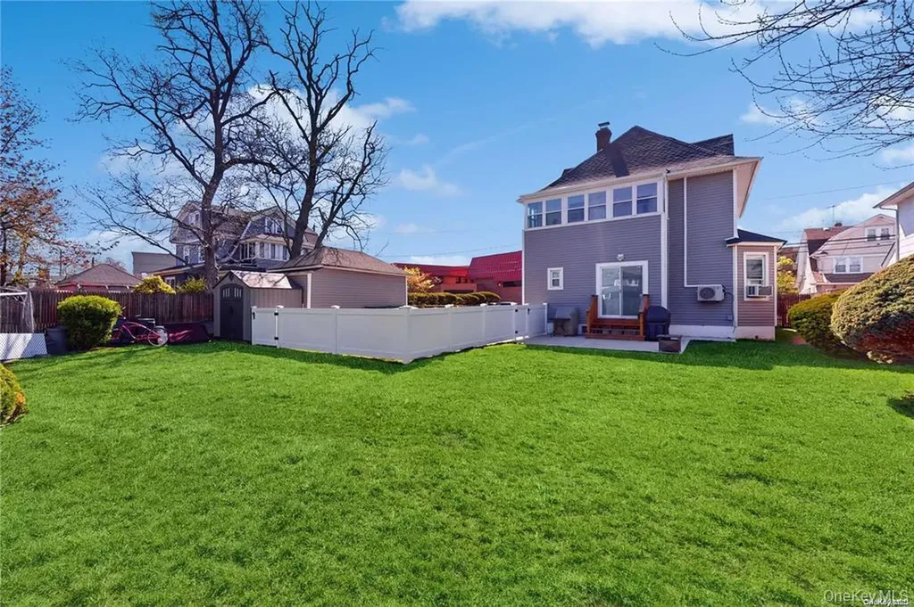 386 Mulry Lane Lawrence NY 11559