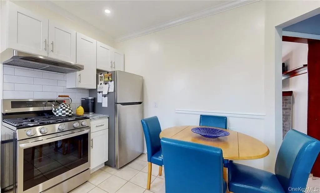 386 Mulry Lane Lawrence NY 11559