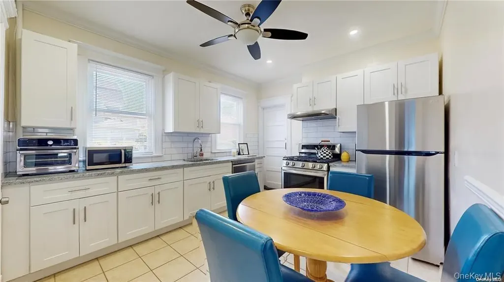 386 Mulry Lane Lawrence NY 11559