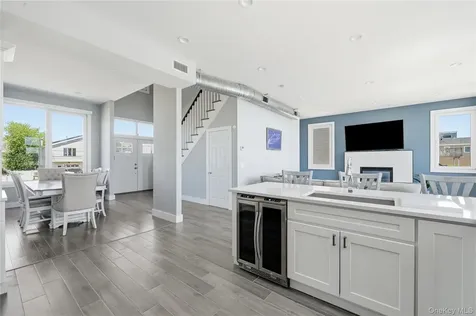 298 W Lido Promenade Lindenhurst NY 11757