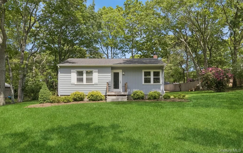 28 The Trail Hampton Bays NY 11946