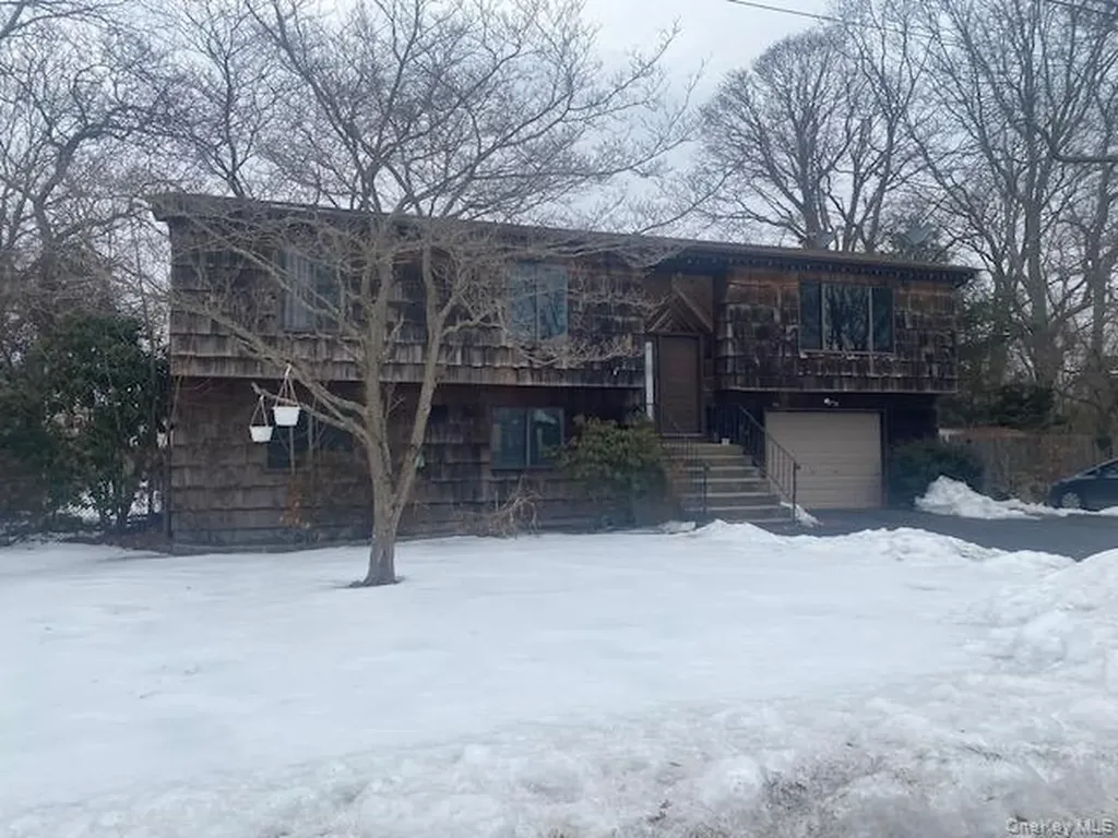 18 Windus Drive Shirley NY 11967