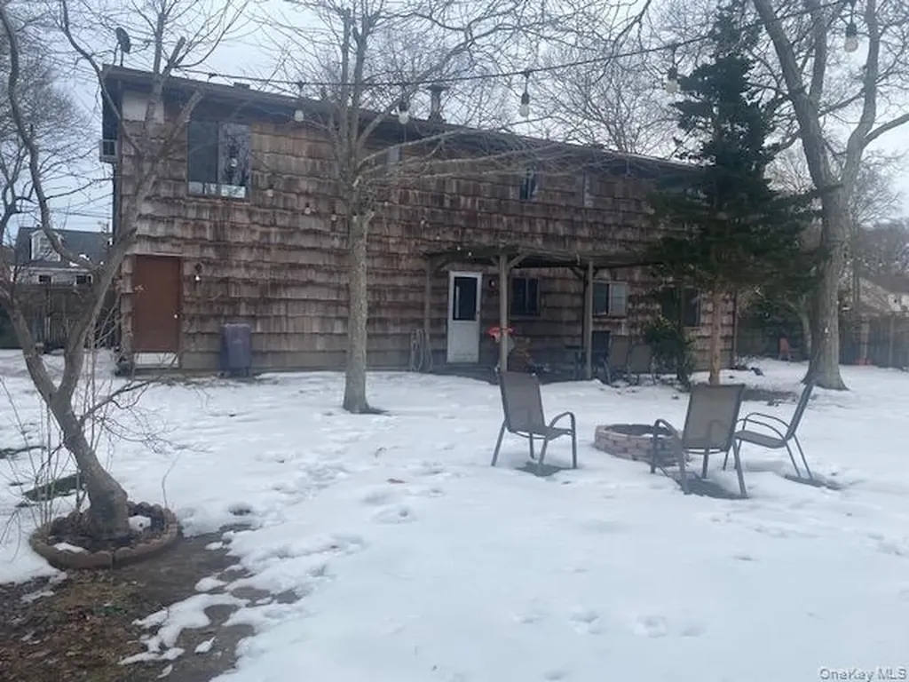 18 Windus Drive Shirley NY 11967