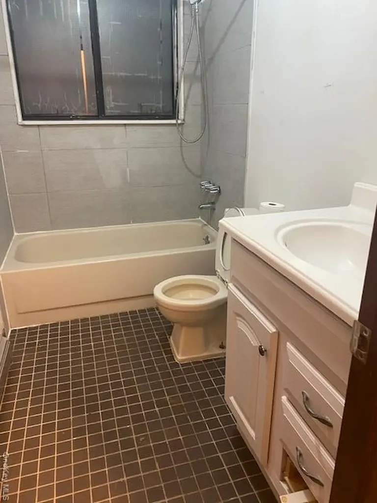 18 Windus Drive Shirley NY 11967