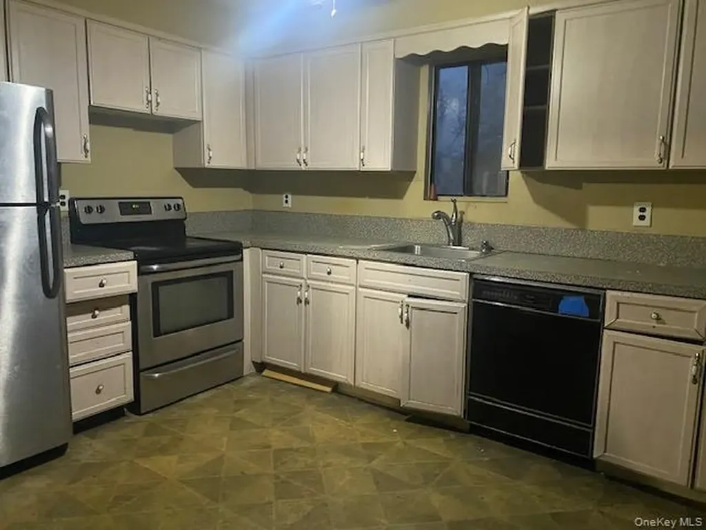 18 Windus Drive Shirley NY 11967