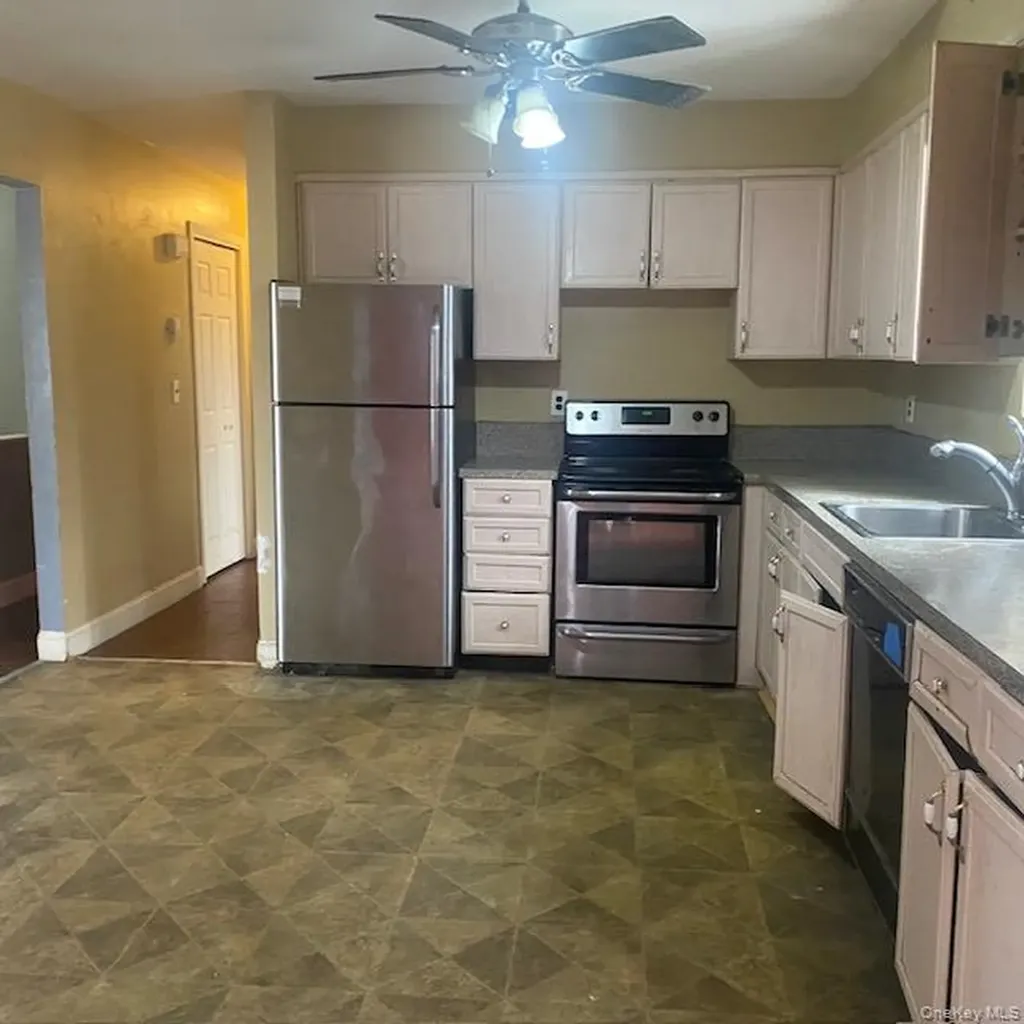 18 Windus Drive Shirley NY 11967