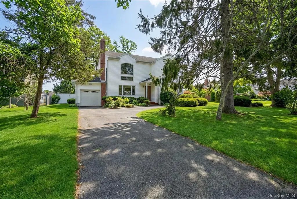 53 Hewitt Boulevard Center Moriches NY 11934