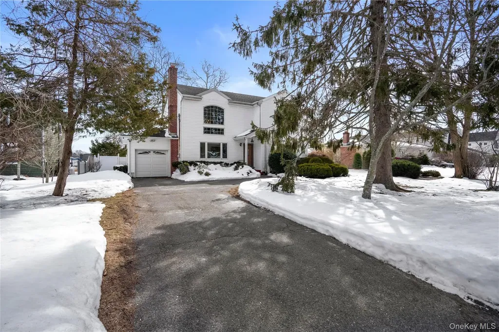 53 Hewitt Boulevard Center Moriches NY 11934