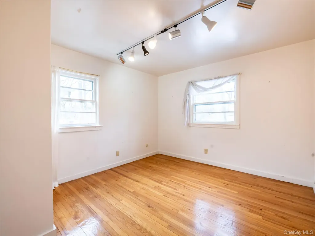 127 Wooleys Lane Great Neck NY 11023