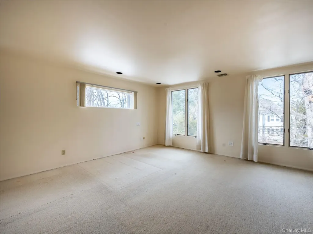 127 Wooleys Lane Great Neck NY 11023