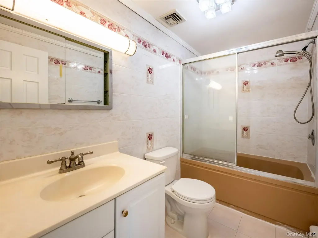 127 Wooleys Lane Great Neck NY 11023