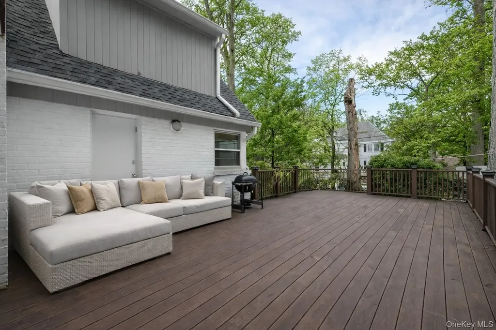 127 Wooleys Lane Great Neck NY 11023