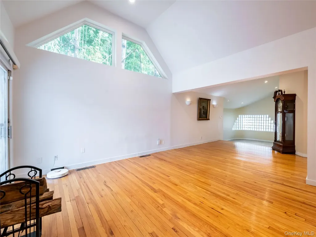 127 Wooleys Lane Great Neck NY 11023