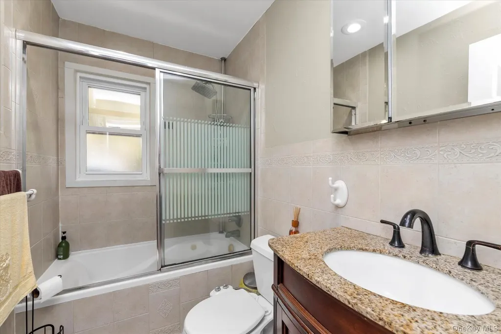 2463 Lindy Road Westbury NY 11590