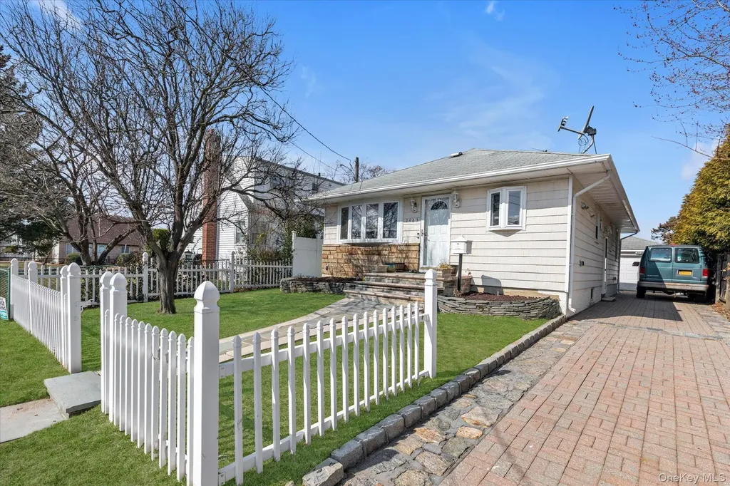 2463 Lindy Road Westbury NY 11590
