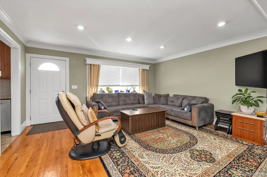 2463 Lindy Road Westbury NY 11590