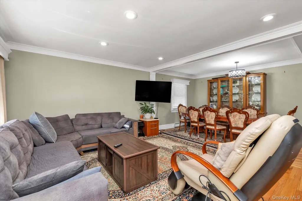 2463 Lindy Road Westbury NY 11590