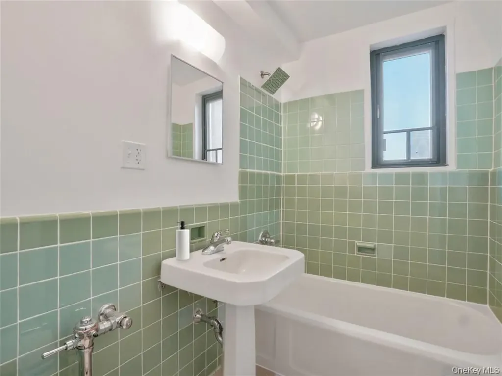 1561 Metropolitan Avenue Bronx NY 10462