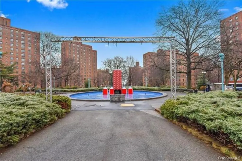 1561 Metropolitan Avenue Bronx NY 10462