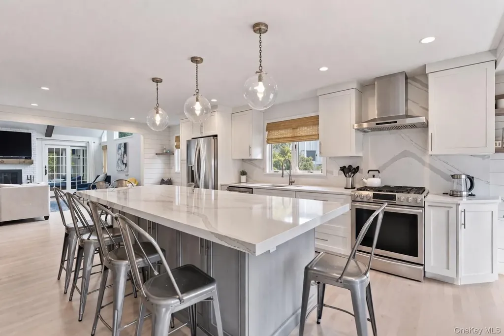 1 Canal Way Hampton Bays NY 11946