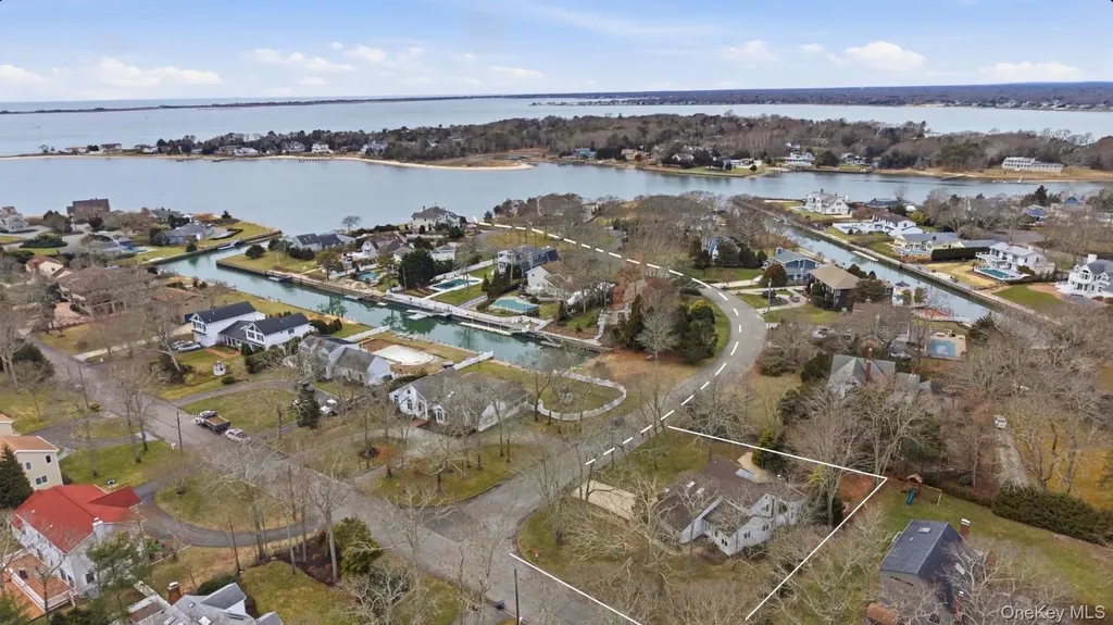 1 Canal Way Hampton Bays NY 11946