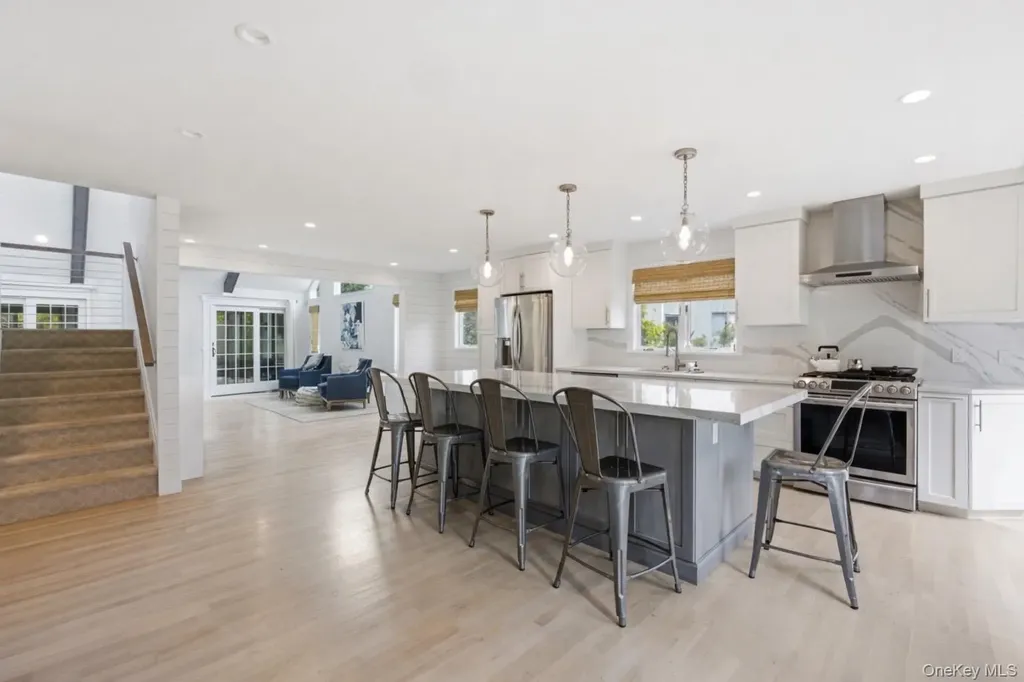 1 Canal Way Hampton Bays NY 11946
